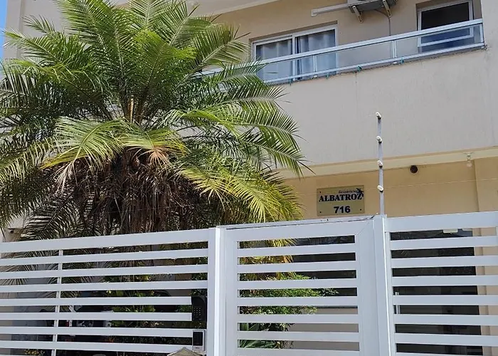 Itaguá - 1 quadra da praia, 2 quartos, 2 banheiros, acomoda 5 pessoas
