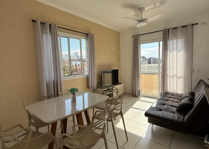 Itaguá - 1 quadra da praia, 2 quartos, 2 banheiros, acomoda 5 pessoas